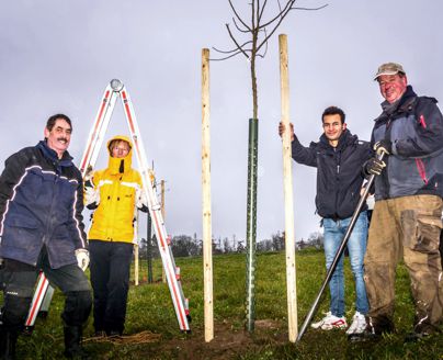 Ein Teil des Teams mit frisch gepflanztem Baum